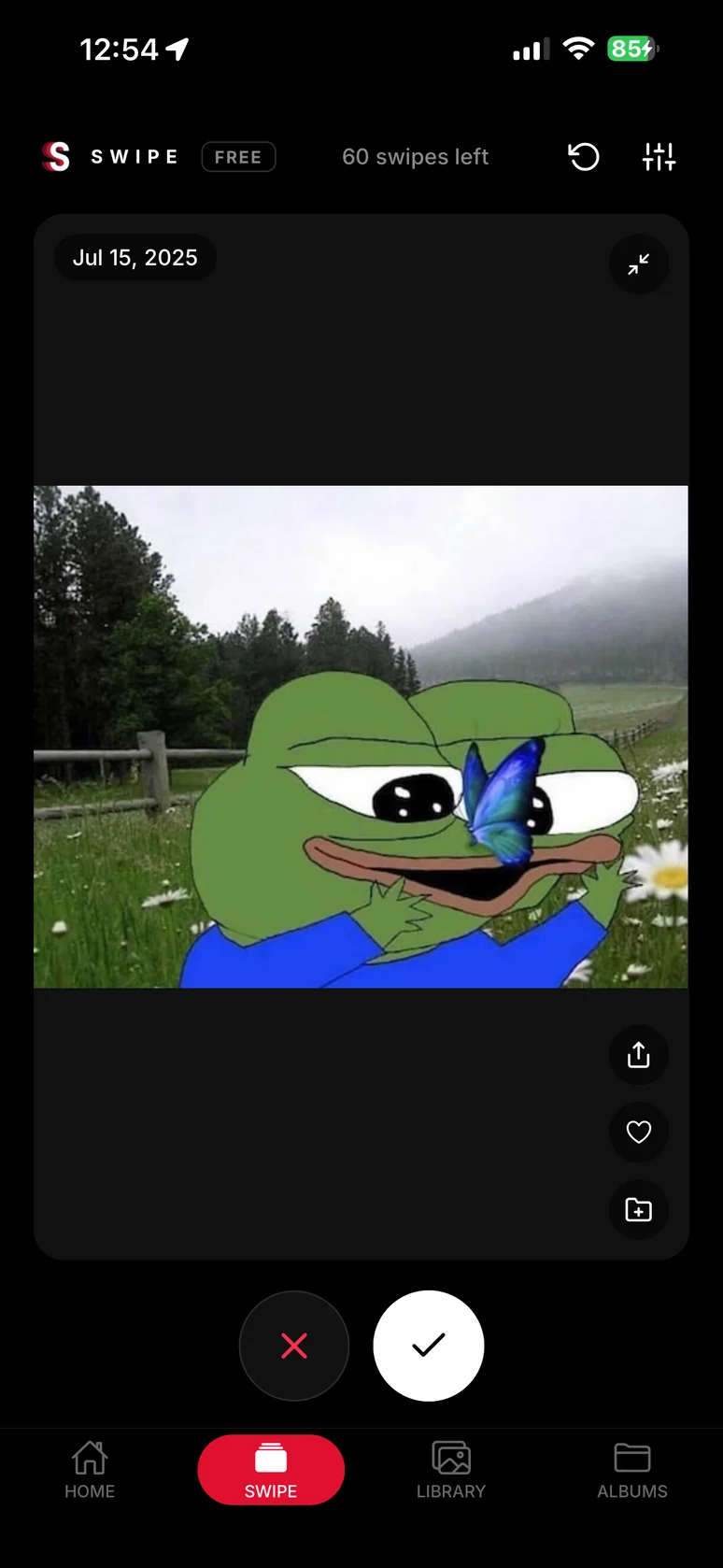 SWIPE photo review screen with keep and trash actions